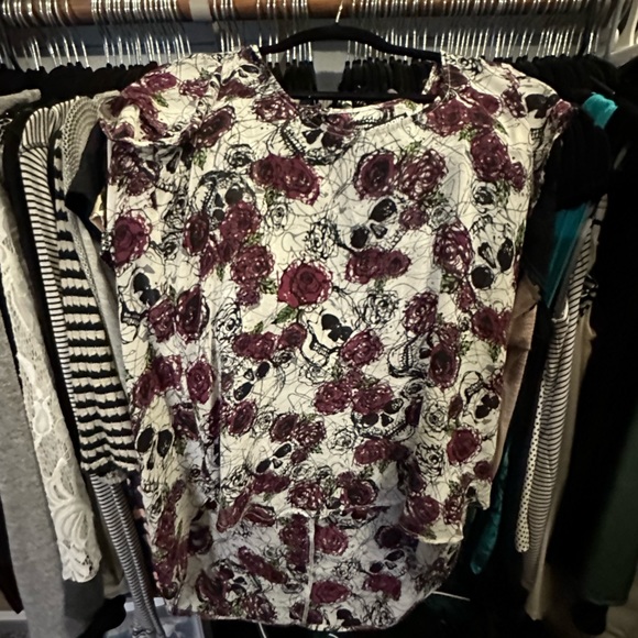 Hot Topic Skull and Roses HiLow Open Back Top - Picture 7 of 8
